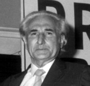 Juan Enrique Azcoaga és professor de Psicologia a la Universitat de Buenos Aires. Ha publicat treballs destacats sobre pensament i llenguatge. Juan Enrique Azcoaga és professor de Psicologia a la Universitat de Buenos Aires. Ha publicat treballs destacats sobre pensament i llenguatge.