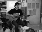 039;educador amb la seva música encisa els infants, a través de la música crea lligams amb ells i treballa hàbits referents al silenci i a l&