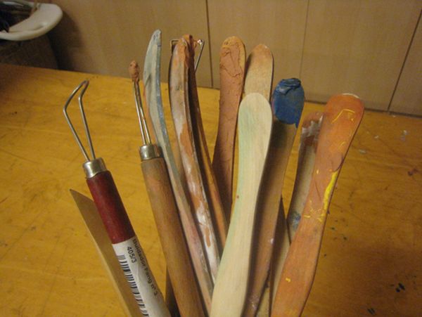 És molt recomanable començar a utilitzar diferents estris per modelar fang o pastes de colors.