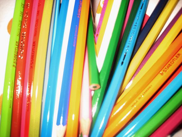 Encara que el nen no desitgi establir una determinada relació exacta del color, pot gaudir i generalment ho fa, usant el color al seu gust