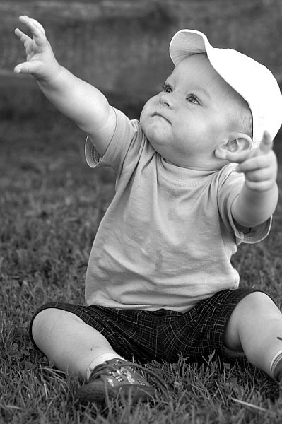 El nen sap dirigir les mans: Ai! Si ho pogués agafar amb les mans!