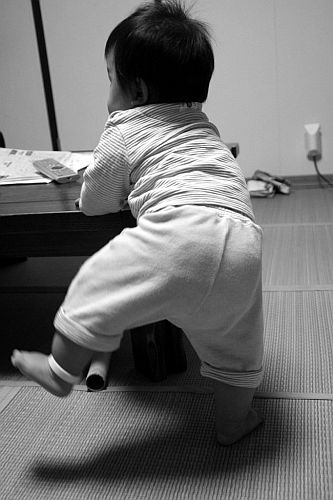 Assolir la verticalitat és un pas molt important, el bebè es posa dret amb ajuda./-7