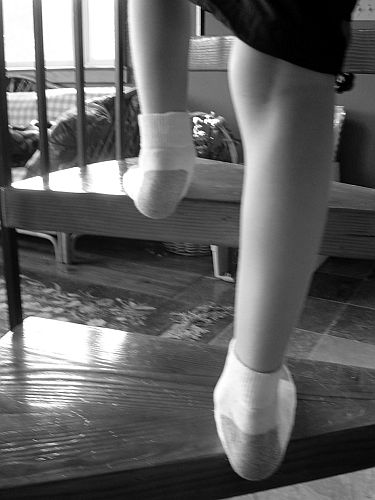  L'infant puja les escales, en la fase inicial posa els dos peus a cada esglaó/-35