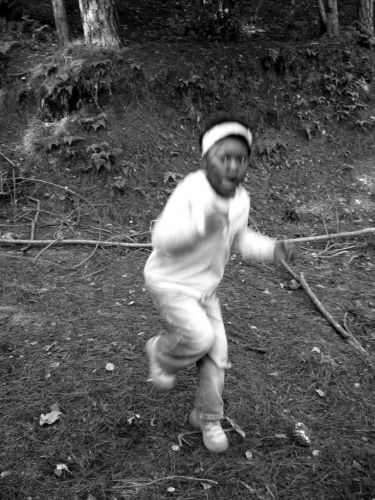  Tot i que les nens d'aquesta edat poden estar-se a peu coix, no aguanten la postura gaire estona