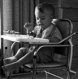 Maria Montesori deia que tota ajuda inútil que es dóna a l’infant farà retardar el seu desenvolupament. Aquesta idea s’expressa en aquesta frase: "Ajuda’m a fer-ho jo solet". Maria Montesori deia que tota ajuda inútil que es dóna a l’infant farà retardar el seu desenvolupament. Aquesta idea s’expressa en aquesta frase: "Ajuda’m a fer-ho jo solet".