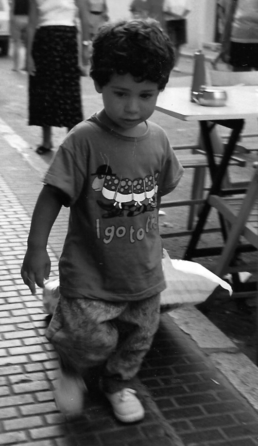 L’infant comprèn els rols socials i els vol imitar, conducta que l’ajuda a comprendre les diferents realitats i situacions que l’envolten.