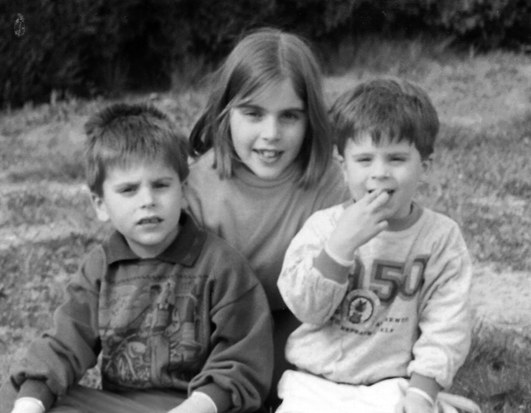 Una bona interacció entre germans implica confiança i protecció entre ells. Una bona interacció entre germans implica confiança i protecció entre ells.