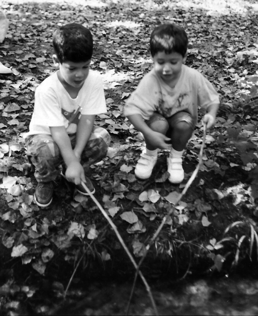 Els infants que saben compartir i jugar amb els altres són acceptats pel grup. Els infants que saben compartir i jugar amb els altres són acceptats pel grup.