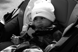 Un nen porta una gorra d'una marca de prestigi social comprada pels pares (motivació emocional)./8