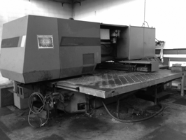 La fresadora amb resguard mòbil és un exemple de màquina fixa./3 La fresadora amb resguard mòbil és un exemple de màquina fixa./3