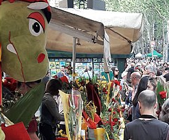 Parades plenes de gent un dia de Sant Jordi.