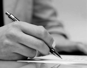 Les mans d'una persona signanat un document.