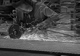 Una persona treballant amb una eina perillosa.