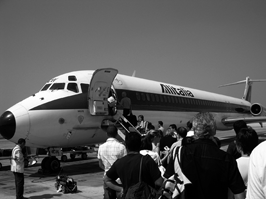 Persones pujant a una avió.