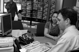 Darrerament, en les oficines bancàries, el tracte és més individualitzat a l'hora d'obrir un compte corrent Darrerament, en les oficines bancàries, el tracte és més individualitzat a l'hora d'obrir un compte corrent