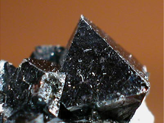 La magnetita és un imant natural. Es tracta d'un mineral del grup dels òxids, mescla d'òxids de ferro (FeO i Fe2O3). És un material molt dens, fràgil i dur. tros de magnetita, un mineral negre brillant.