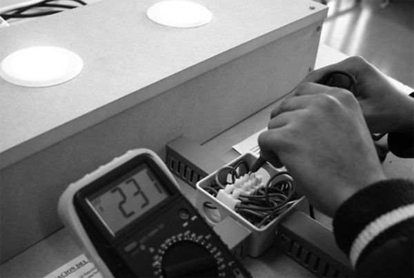 Exemple de mesura de tensió d& 039;una instal·lació elèctrica que realitza un instal·lador autoritzat.