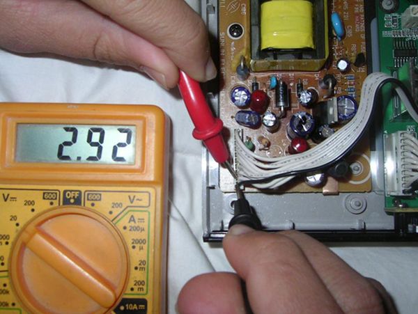 Mesura de tensió amb polímetre. Mesura de tensió amb polímetre.