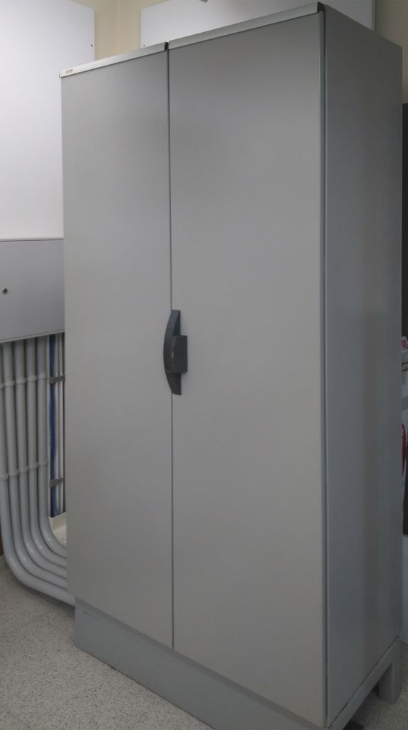 Un recinte d’instal·lacions de telecomunicacions modular és un armari que allotja en el seu interior l'equipament de capçalera de la xarxa de TV o els registres principals de la resta de xarxes de telecomunicacions de l'edifici. .