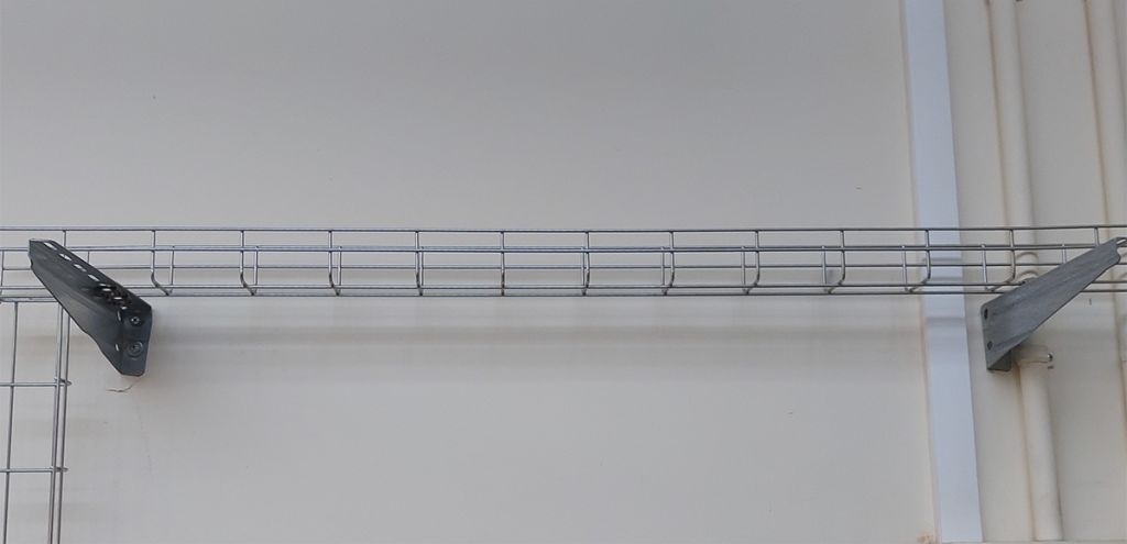 Les safates portacables i els cables no armats fixats directament a la paret no tenen característica d'envoltant per la qual cosa no proporcionen protecció mecànica ni eviten l'accessibilitat als cables i, per tant, es poden instal·lar amb cables de telecomunicació sempre que es garanteixi la protecció mecànica de la canalització, per exemple emplaçant la safata en una ubicació en la qual els cables no siguin accessibles. .