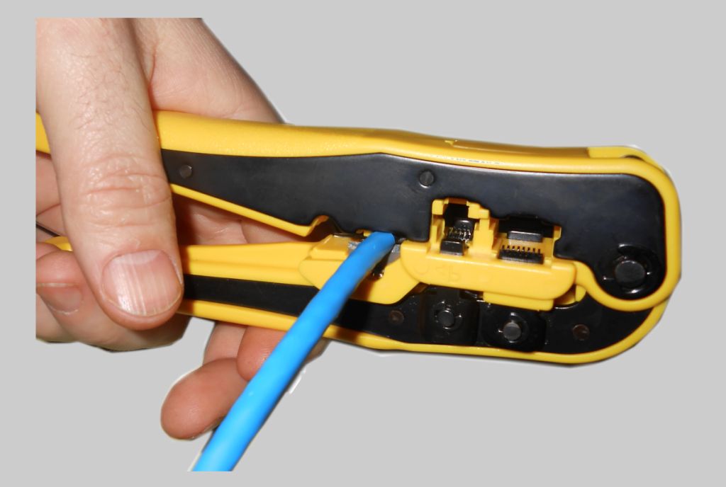 Eliminació de la coberta d'un cable amb la crimpadora. .