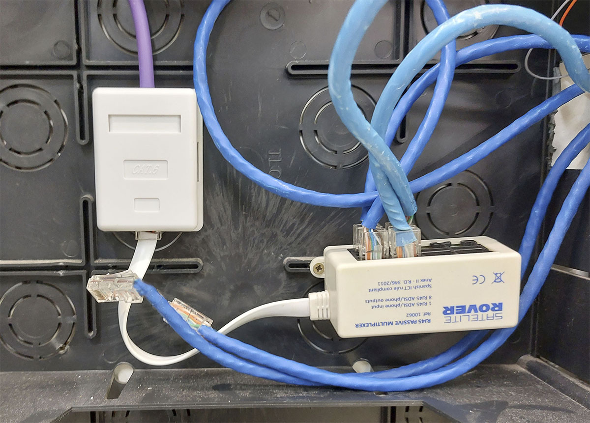 Instal·lació del PAU i del multiplexor passiu en el registre de terminació de xarxa. .