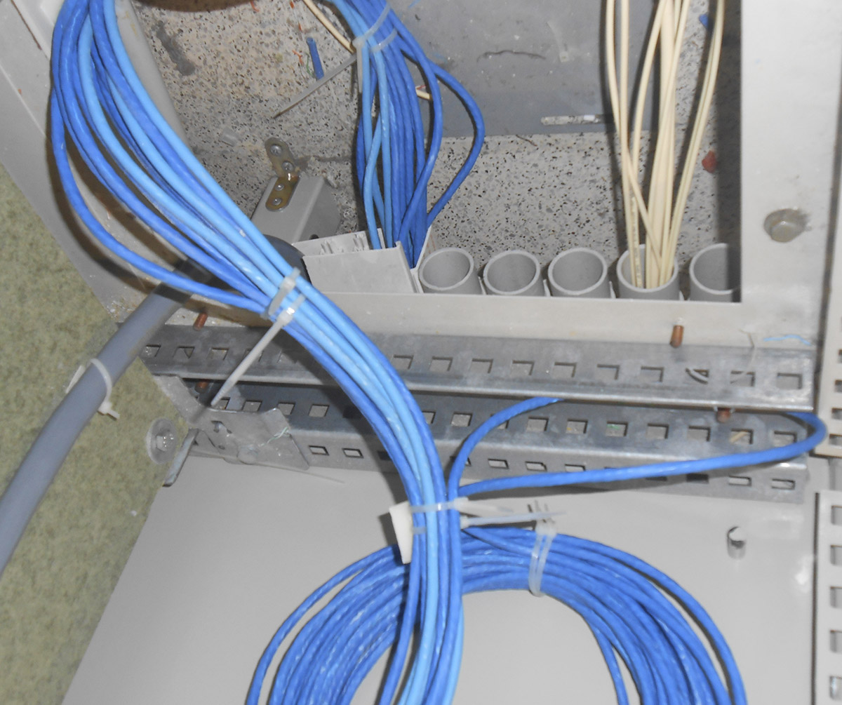 Xarxa de distribució sortint del RITI. Els cables s'ordenen i organitzen per facilitar el manteniment posterior. .