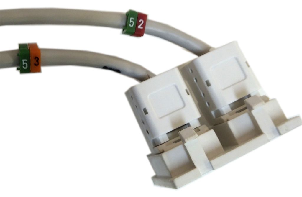 Connexió del cable de la xarxa d'interior d'usuari als connectors RJ-45 femella d'una presa d'usuari. .