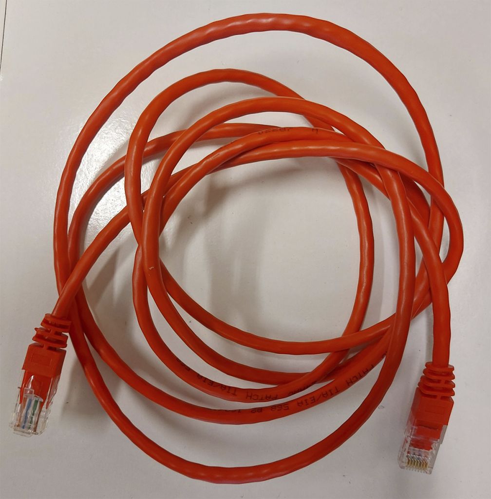 Un cable d’interconnexió o cable de xarxa s’utilitza per realitzar connexions curtes, com ara la de dispositius a la presa d’usuari. .