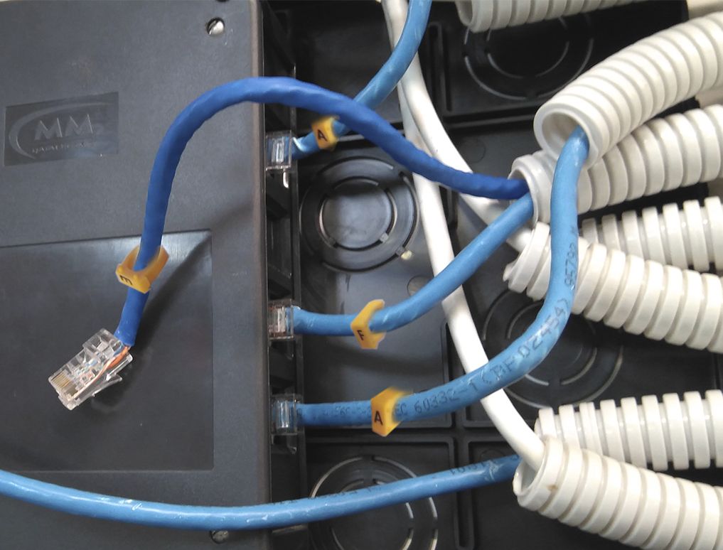 Utilització d'etiquetes que indiquen la BAT a la qual dona servei cada cable. .