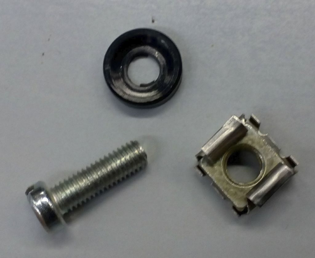 Elements de fixació a les guies verticals d'un armari de distribució. .