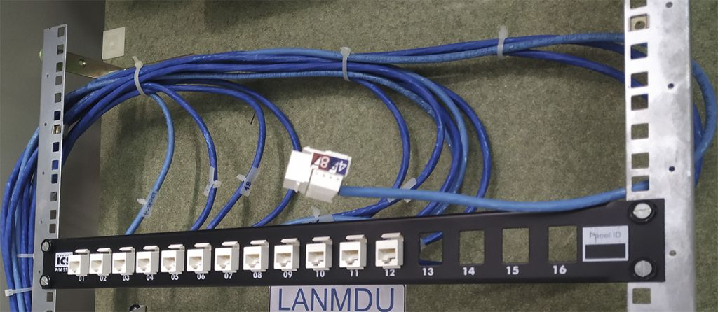 Com que hi ha coca de cable suficient, la millor opció d'instal·lació és connectar primer cada cable al panell de connexions i després connectar el panell a les guies verticals. .