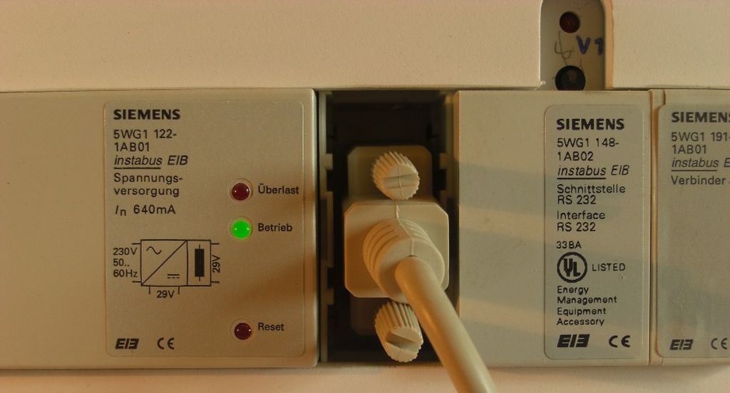 Components de sistema. La font d'alimentació (esquerra) i l'acoblador al bus (dreta) són dos dels components de sistema presents en qualsevol instal·lació KNX. Components de sistema. La font d'alimentació (esquerra) i l'acoblador al bus (dreta) són dos dels components de sistema presents en qualsevol instal·lació KNX.