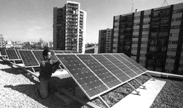 Plaques fotovoltaiques, ancorades sobre lloses de formigó sobreposades a la coberta