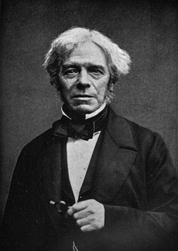 El físic i químic anglès Michael Faraday (1791-1867) va estudiar l'electromagnetisme i l'electroquímica i ha passat a la història per ser el descobridor de la inducció electromagnètica. Va enunciar, però, les lleis de l'electròlisi que porten el seu nom entre 1833 i 1836, tot i que el fenomen havia estat descobert casualment per William Nicholson i Anthony Carlisle el 1800 quan de manera involuntària van aconseguir la descomposició de la molècula d'aigua mitjançant l'aplicació d'una tensió elèctrica. Retrat.