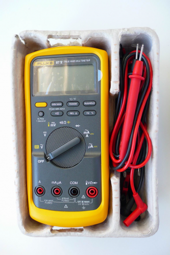Multímetre digital. Multímetre amb pantalla numèrica.