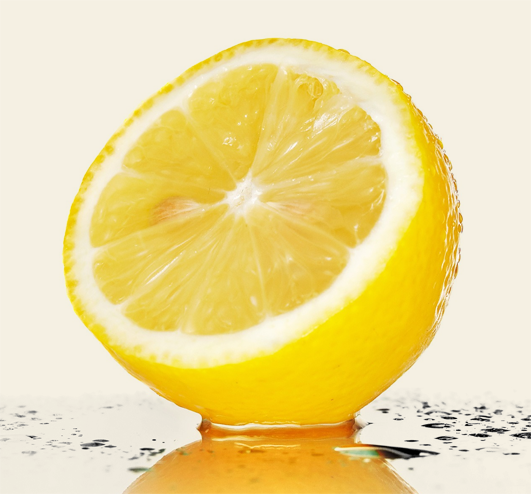 La imatge d'una llimona que es pot esprémer va bé als nens per realitzar l'entrenament de tensar i relaxar les mans.