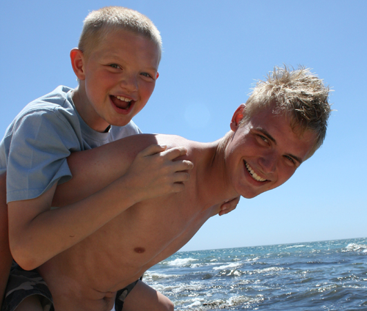 Riure és resultat de múltiples raons i emocions beneficioses. Les emocions positives com el riure ja ajuden a fer que millori. Riure és resultat de múltiples raons i emocions beneficioses. Les emocions positives com el riure ja ajuden a fer que millori.