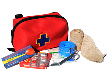 Exemple clàssic de farmaciola amb els elements més comuns. Farmaciola amb esparadrap, benes i altres estris de cures.