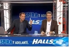 Exemple de 'bartering' en un programa de televisió. Cuatro TV. Dos presentadors anunciant un producte anunciat de forma completament integrada en la estàtica del programa.