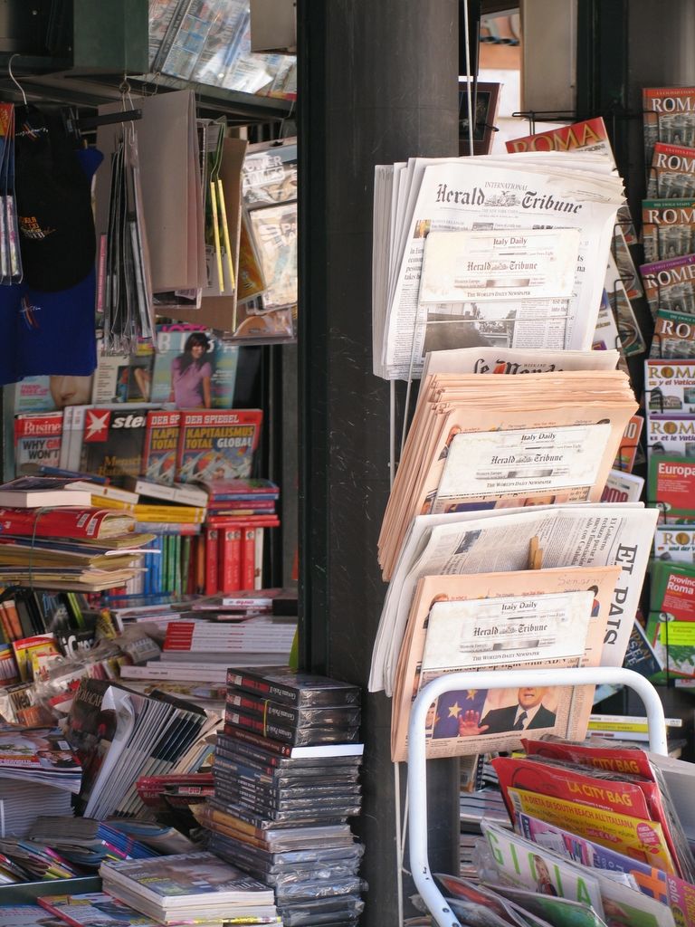 Imatge de la premsa en un quiosc de Roma. Wikimedia Commons. Piles de diaris exposats per a la seva venda.
