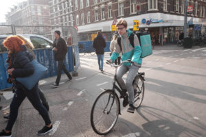 Les plataformes digitals estan precaritzant les relacions de treball. La imatge d'un repartidor amb bici pel carrer és cada vegada més habitual.