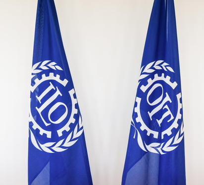 Banderes amb les sigles de l'OIT i la seva versió en anglès, l'ILO ('International Labour Organization'); podeu consultar el web: www.ilo.org. /-35