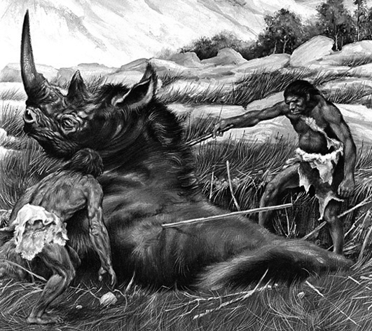 Recreació on dos homes prehistòrics cacen un rinoceró d'aspecte primitiu (té crins).
