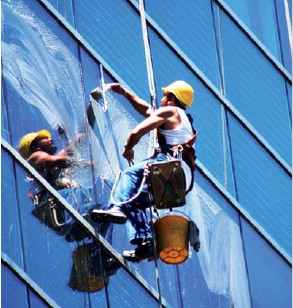 Netejar i fer el manteniment dels vidres de la façana de grans edificis és un exemple clar de situació de risc on la presència del recurs preventiu és una mesura preventiva complementària (Font: Manual del recurso preventivo OSALAN).