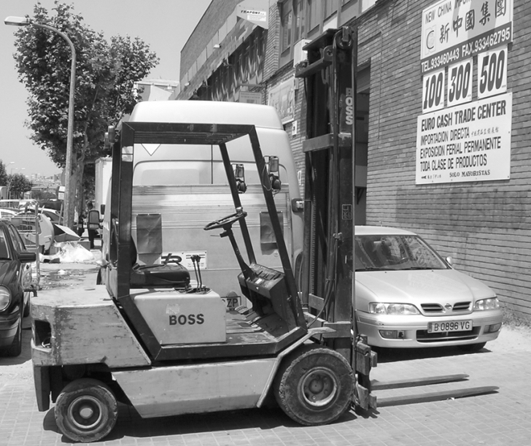 No se circularà mai o es deixarà aparcat el carretó amb les forquilles aixecades. .