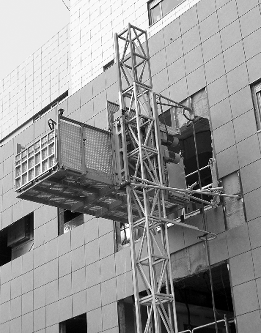 Els muntacàrregues es retiren en el moment que s'acaba l'obra, però han de tenir unes subjeccions molt bones. .