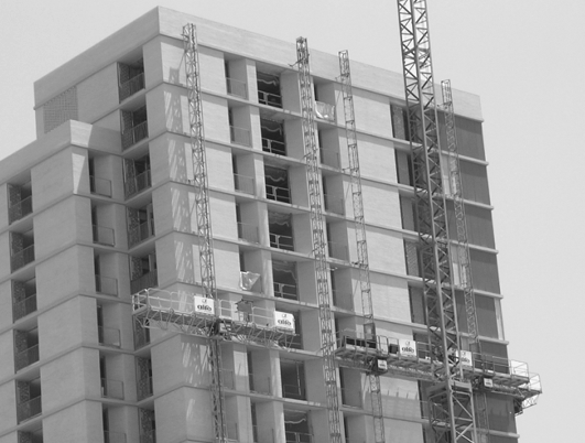 Els muntacàrregues permeten elevar els materials de construcció a diferents alçàries. .