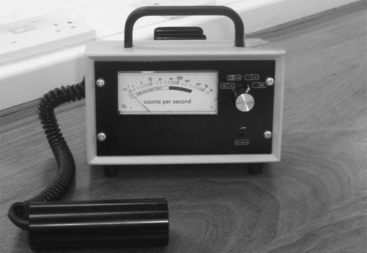 El comptador Geiger és un instrument que ens permet mesurar la radioactivitat d'un objecte o d'un lloc./10