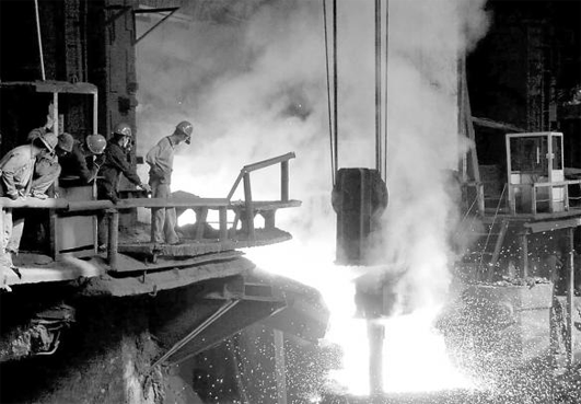 Els treballadors d'una foneria estan exposats a altes temperatures durant l'exercici de la seva tasca laboral. Els treballadors d'una foneria estan exposats a altes temperatures durant l'exercici de la seva tasca laboral.